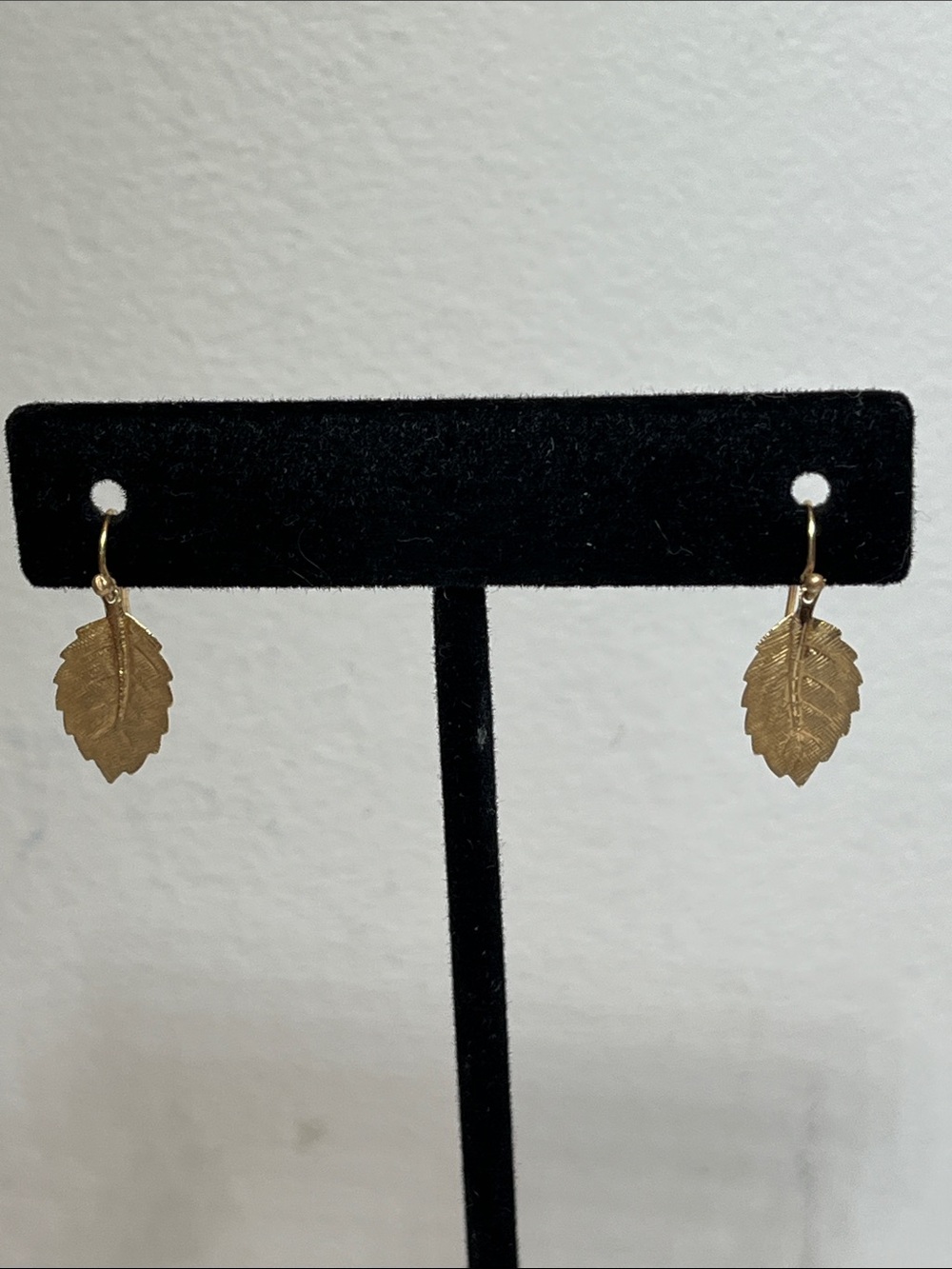 Vintage Gold Leaf Dangle Earrings
Feminine. Petite. Delicate